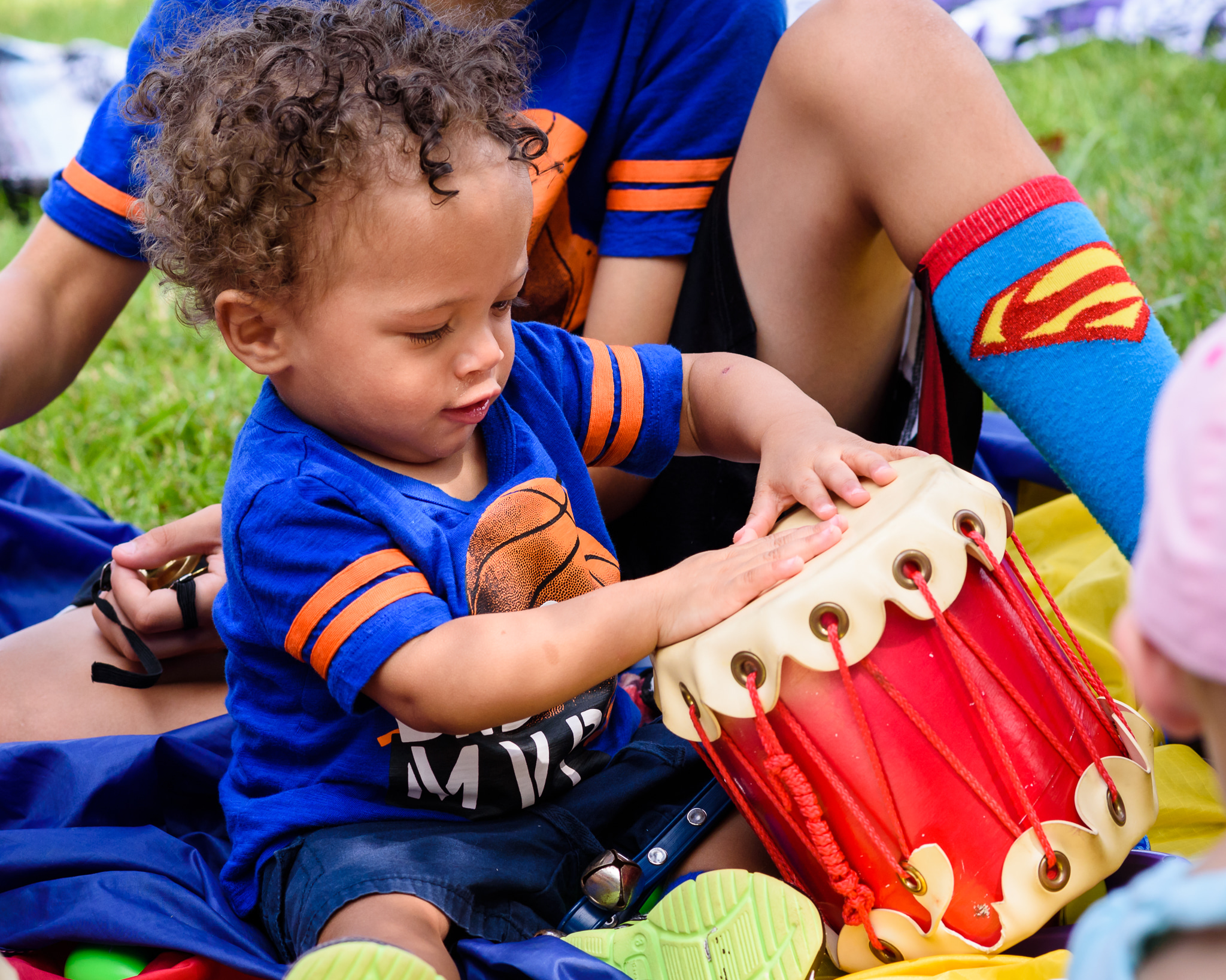 Playing drums with our hands helps brain and motor skill development toddlers, preschoolers, even babies love to make music together